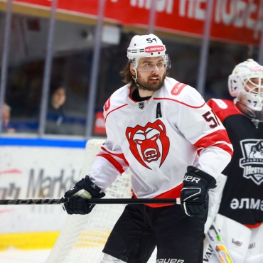 Нефтяник - Молот