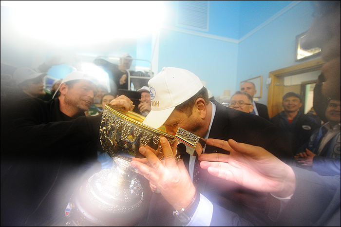 Глоток шампанского из "Братины" Константина Полозова