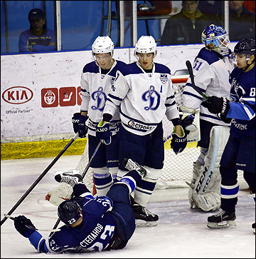 Роман Кобелев (в центре)