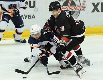 Артем Севанькаев (справа)