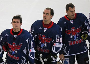 Антон Гловацкий (в центре)