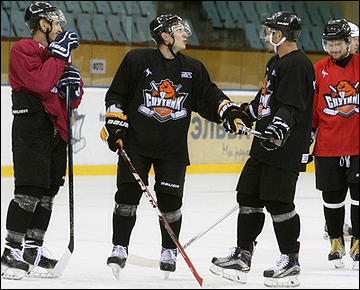 Алексей Князев-старший (в центре) с партнерами по "Спутнику"