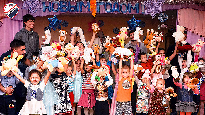 "Кристалл" передал игрушки в детский приют