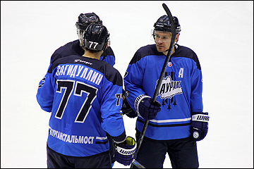 Олег Приданников (справа)