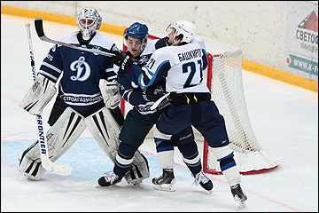 Роман Кобелев (в центре)