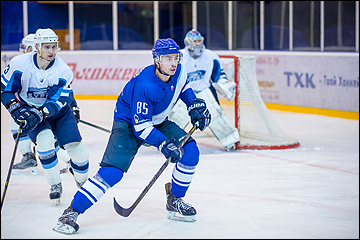 Артур Сарваров (в центре)