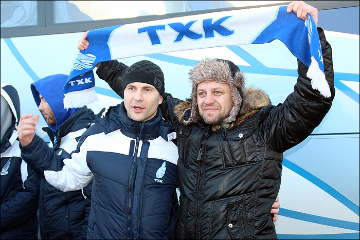 Денис Баев (слева) и болельщики ТХК