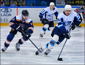 Иван Иванов (слева)