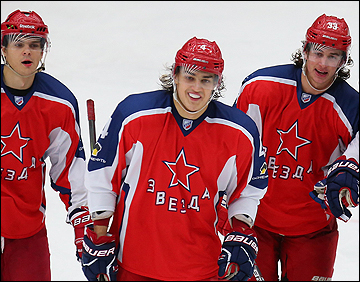 Артем Чмыхов (в центре)