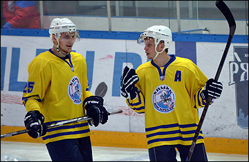 Дмитрий Мухин (справа)