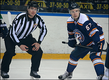 Максим Попов (справа)