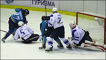 Андрей Белозеров (слева)