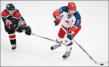 Джастин Барнетт (справа)