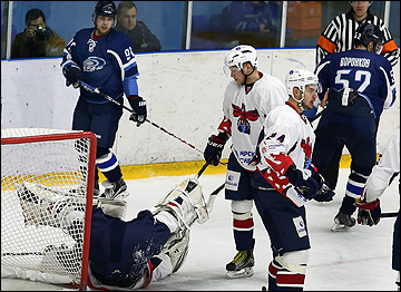 Иван Гавриленко (в центре)