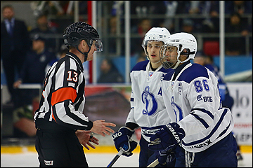 Роман Кобелев (в центре)