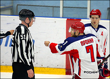 Николай Пронин (второй справа)