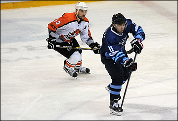 Денис Алексеев (справа)