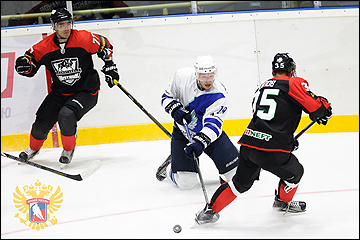 Артур Скородумов (в центре)