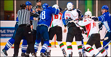 Станислав Заборников (в центре) в драке против ТХК