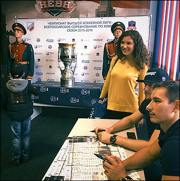 Кубок Гагарина на матче "СКА-Невы"