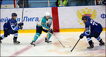 Андрей Белозеров (в центре)