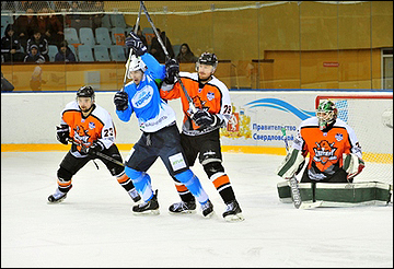 Константин Фомичев (в центре)