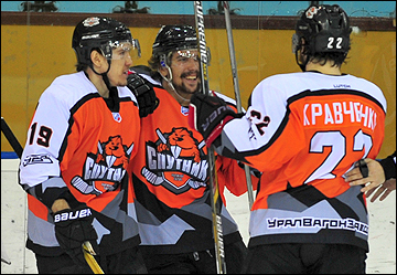 Егор Иванов (в центре)