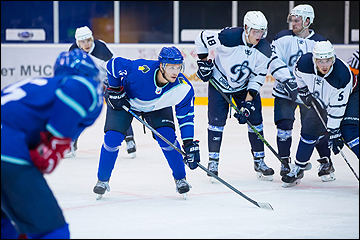 Артур Скородумов (в центре)