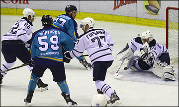 Андрей Белозеров атакует ворота "Динамо" СПб