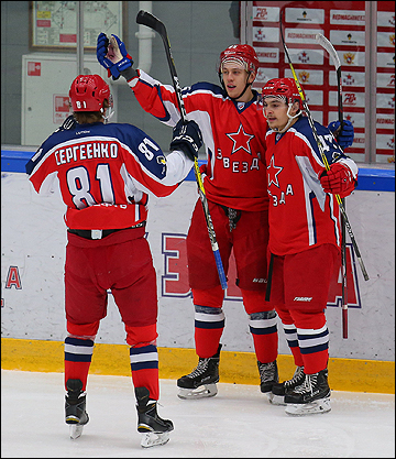 Александр Шаров (в центре)